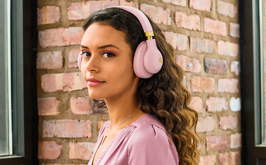 JBL E55BT Quincy Edition Фирменный звук Куинси - Image
