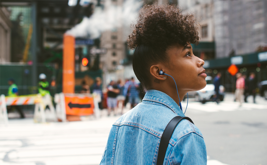 JBL Live 100 Телефонные звонки в режиме hands-free с голосовым помощником - Image