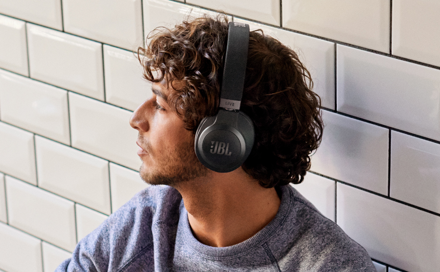 JBL Live 660NC Включайте или отключайте внешние звуки. Выбор за вами. - Image